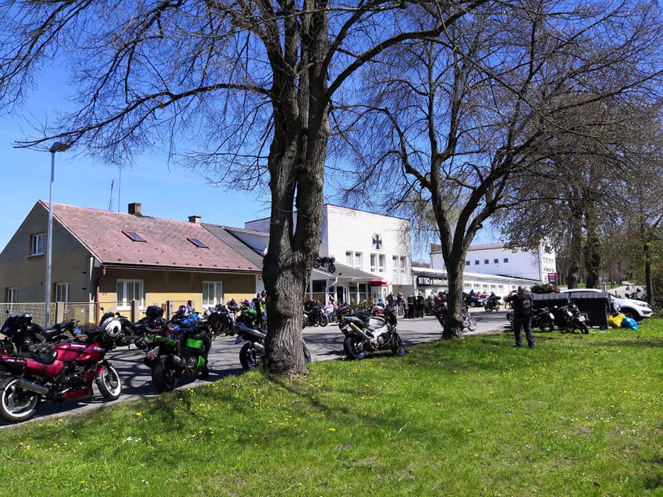 Přečtete si více ze článku Úterý 11.05.2021 – Bistro u telefonní budky otevřeno od 12:00 hod a mezi 13 – 14 hod příjezd velké Hadovi vyjížďky – klobásy, pití a kávičky připraveny. Otevřeno do 18:30 hod.