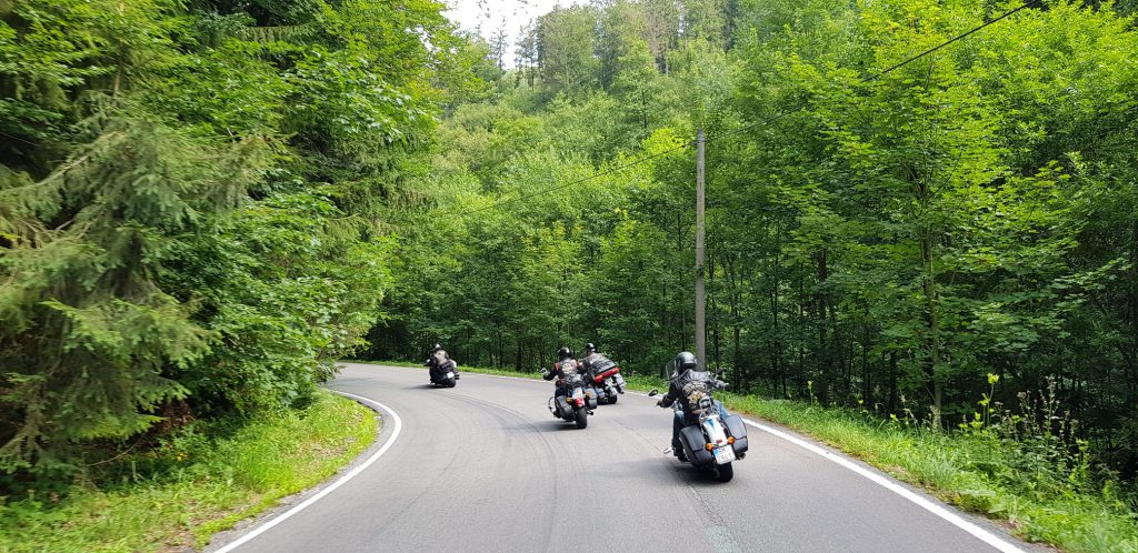 Právě si prohlížíte 17.07.2021 MOTORKÁŘSKÝ DOUPĚ otevřeno od 9:00 hod – večer ukončení 1000 mil HD – brutální kalba – volných ještě 50 míst k ubytování. Kalba do ranních hodin