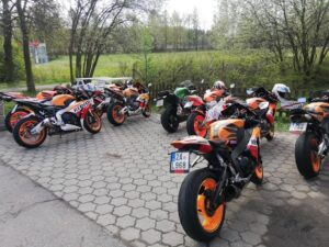 Přečtete si více ze článku 14.06. – 16.06.2024 MOTORKÁŘSKÝ DOUPĚ – OTEVŘENO OD PÁTKU 14:00 HOD DO NEDĚLE 18:00 HOD